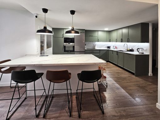 Diseño de mueble de cocina con isla moderna