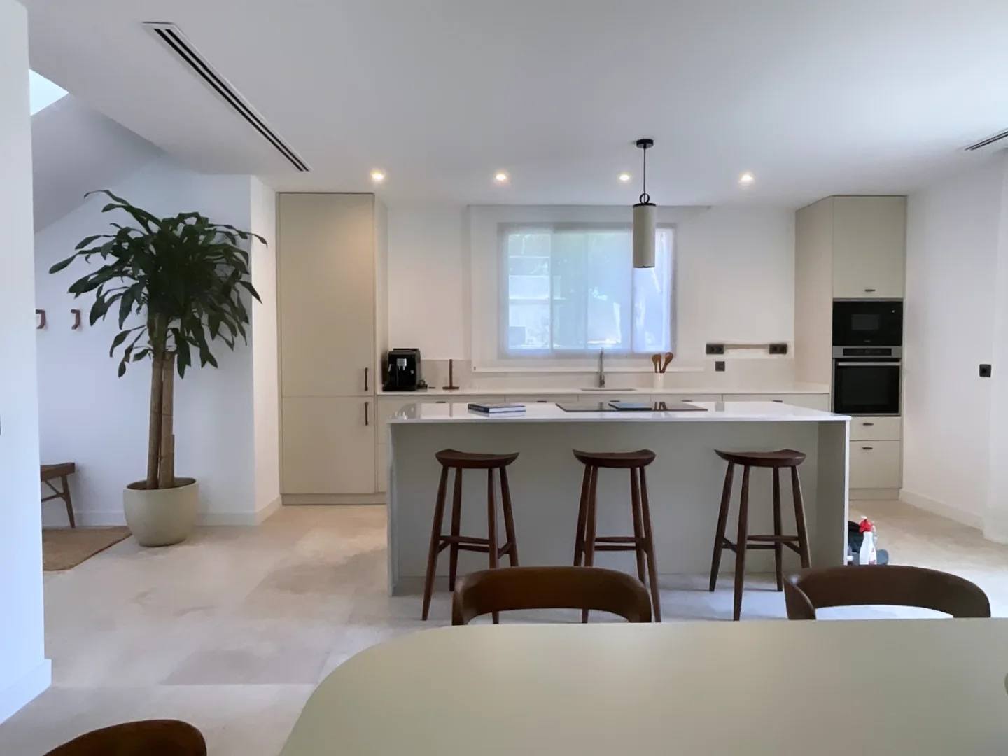 IK FURNITURE - COCINAS CANDIDO IGLESIAS - COCINA BLANCA CON ISLA